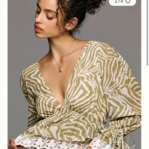 En Saison SKYLAR V-NECK LONG-SLEEVE BLOUSE tags on!